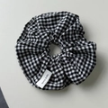 Detailansicht eines handgefertigten Haargummis mit schwarz-weißem Karomuster - Schwarzes Gingham Haargummi / Schwarz