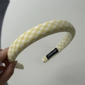 Detail eines gelben Gingham-Stoffstirnbands mit handgefertigtem Etikett und Polsterung - Gelbes Gingham Schmales Stirnband / Gelb