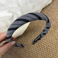 Dettaglio ravvicinato della scritta bianca HANDMADE su cerchietto a righe - Stile Stretto / Grigio Scuro
