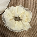 Detalle de pliegues en capas de un coletero de organza crema de estilo francés - Blanco Roto