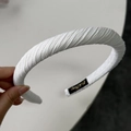 Dettaglio della trama in tessuto bianco a pieghe sulla spessa fascia per capelli in spugna - Bianco Crema