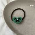 Détail d'élastique cheveux en acétate avec nœud, cristal et texte France Handmade doré - Vert