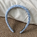 Detailansicht eines hellblauen Haarreifens mit klassischem Karo-Muster aus Textilstoff - Feines Karo-Stirnband / Schmal Blau Karoliert