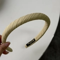 Dettaglio della cucitura interna della fascia plissettata beige con etichetta del marchio nera - Giallo Stretto