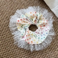 Détails d'un chouchou à motif cœur arc-en-ciel avec des bords en dentelle à pois blancs - Bordure Dentelle Imprimé Cœur Coloré (XY-3228)