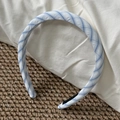 Detailaufnahme des blau-weiß karierten Stoff-Haarreifens auf einem weichen weißen Kissen - Karo Stirnband / Schmal Puff Gestreift