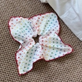 Détail de chouchou blanc avec imprimé cœur arc-en-ciel et bordure en fil rouge cousu - Style Foulard Bord Rouge Imprimé Cœur Coloré (XY-3228)