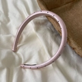 Dettaglio del cerchietto in raso rosa a pois neri con rivestimento interno antiscivolo - Cerchietto Stretto / Rosa