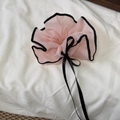 Elastico per capelli rosa in rete con pizzo nero e fiocco su sfondo di tessuto bianco - Base Rosa Bordo Nero