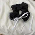 Dettaglio dell'elastico per capelli in rete nera con fiocco di raso bianco e nastri - Nero con bordo bianco