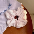 Vista dettagliata di un elastico per capelli a quadretti rosa e bianchi plissettato - Rosa