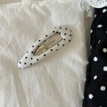 Dettaglio di un fermaglio per capelli BB a goccia in raso a pois neri in stile francese - Bianco