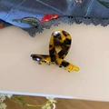 Klassische Haarspange mit Schildpattmuster und France-Text auf Blumen-Stickerei-Hintergrund - Dunkel Schildpatt