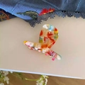 Makroaufnahme der bunten marmorierten Haarklammer aus Acetat mit Kreuzdesign - Bunt