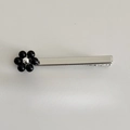 Detalle de la pinza para el pelo con flor plateada, pétalos negros y dientes dentados antideslizantes - Flor negra