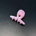 Detail der Haarklammer aus Acetat mit rosa Marmorstruktur und goldener Beschriftung - Rosa