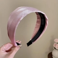 Dettaglio del cerchietto in raso rosa con denti interni antiscivolo e trama di seta - Rosa