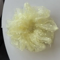 Dettaglio di scrunchie in organza giallo chiaro con pois morbidi e trama velata - Giallo