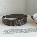 Detailansicht des Haarreifs aus Acetat mit grauem Marmormuster und drei Rillen-Design - Khaki