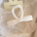 Dettaglio della molletta per capelli in resina marmorizzata bianca con molla dorata - Fiocco Bianco