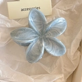 Dettaglio del fermaglio per capelli a fiore blu marmorizzato su carta bianca soffice - Fiore Blu