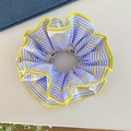 Détail d'un chouchou rayé bleu et blanc avec bordure jaune sur fond en denim bleu - Rayé Bleu Jaune