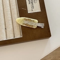 Makroansicht der französischen Retro-Haarklammer in Marmorgrün mit Bernstein-Strass - Khaki (Strass-Reihe)