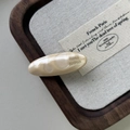 Dettaglio molletta ovale in acetato con scritta dorata France Handmade e trama in mica lucida - Caffelatte