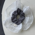 Detalle de coletero de capas en gasa blanca y tela a rayas grises con etiqueta Handmade - Gris
