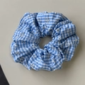 Dettaglio di un elastico per capelli a quadretti blu e bianchi con ricami floreali - Scrunchie Blu