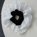 Detalle del coletero de gasa blanca con volantes y etiqueta tejida Hand Made - Negro