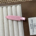 Detalle de pinza para el pelo de metal lacado rosa con acabado brillante y estructura metálica - Rosa