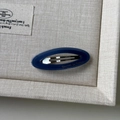 Dettaglio di un fermaglio blu scuro in acetato con scritta dorata Barrette la France - Blu scuro