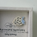 Detail der Erdbeere Haarklammer mit cremefarbenem Harz und blauen Strass-Blättern - Cremeweiß