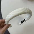 Gros plan d'un serre-tête en tissu beige à rayures blanches et petits nœuds - Serre-tête / Jaune