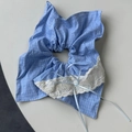 Detalle de coletero de cuadros azules con borde de encaje blanco y lazo azul claro - Coletero Lazo Azul Claro