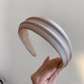 Dettaglio ravvicinato della fascia in raso champagne con texture lussuosa e imbottitura - Cachi