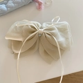Elegante pinza de pelo con lazo a cuadros crema y colgante de cristal sobre bolso azul - Blanco Roto