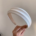 Dettaglio della trama del tessuto crema sulla fascia larga imbottita - Bianco Sporco