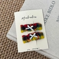 Dettaglio di fermagli per capelli vintage a quadri con fiocchi bianchi su carta - Fermagli per Capelli Quadrati con Volant