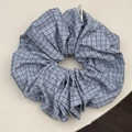 Chouchou surdimensionné à carreaux bleu et blanc avec rayures et étiquette tissée - À Carreaux Bleu Clair
