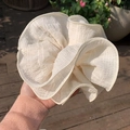 Detalle de coletero gigante plisado color crema con textura de tela fina para pelo - Blanco Roto