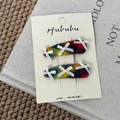 Dettaglio di fermagli per capelli a quadretti arcobaleno con fiocchi bianchi su carta - Fermagli per Capelli a Goccia con Fiocco Bianco
