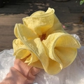 Primer plano del coletero gigante amarillo vibrante mostrando la textura del tejido - Amarillo