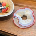 Elegante scrunchie in pizzo bianco con bordo smerlato rosso e ricamo floreale - Bordo Rosso