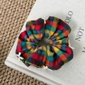 Elastico per capelli a quadri con fiocchi bianchi su libro vintage e stuoia - Scrunchie con Fiocco