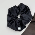 Coletero de satén negro de gran tamaño con una gran perla blanca para mujer - Grande / Negro