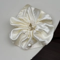 Detalle del coletero de satén blanco crema con una elegante perla grande para mujer - Grande / Blanco Roto