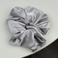 Elastico per capelli oversize in raso grigio argento lucido con consistenza setosa chic - Viola Grigio