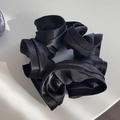 Primer plano de un coletero de satén negro con textura plisada brillante y seda suave - Negro